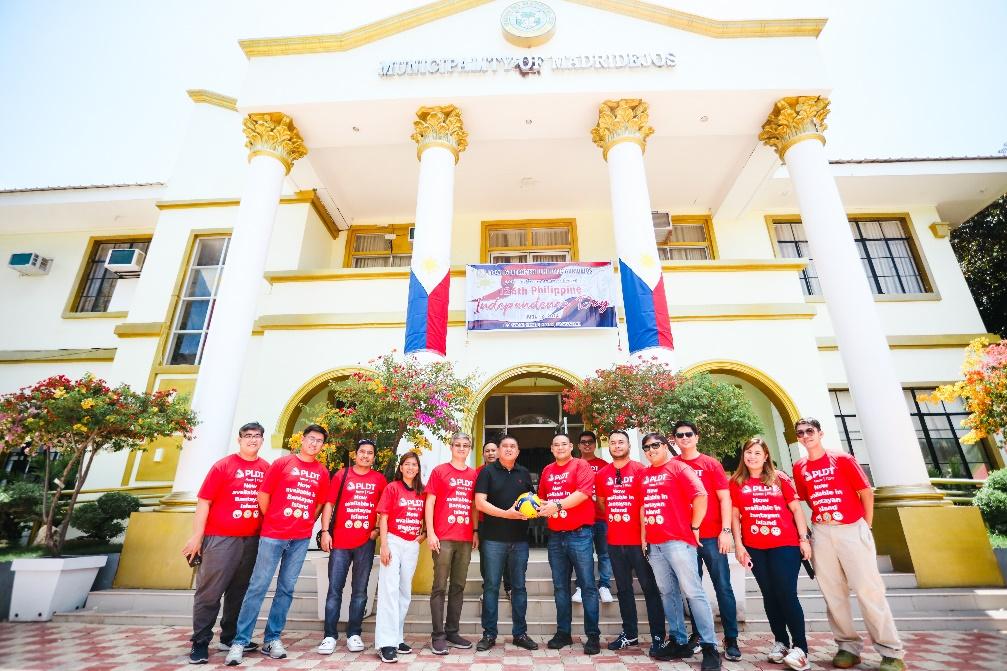 Madridejos Vice Mayor Vincent Y. Villacrusis welcomes PLDT Home representatives during a courtesy visit in Bantayan Island