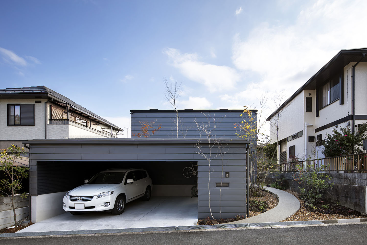 住居棟とガレージを分けたデザインが印象的な住まい