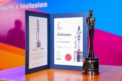A statue of a trophy on a table

AI-generated content may be incorrect.