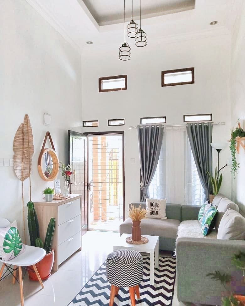 Desain langit-langit tinggi yang memberikan kesan megah dan sirkulasi udara baik di rumah type 36.