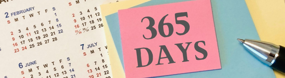 カレンダーの横に「365 DAYS」と書かれた付箋とペンが置かれている