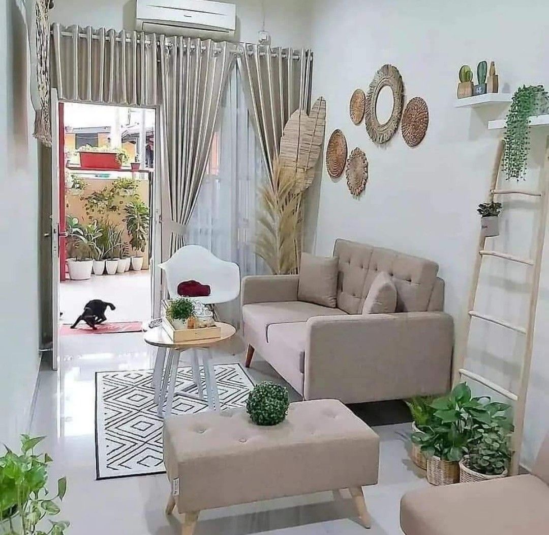Dekorasi vertikal seperti rak dinding atau tanaman gantung untuk kamar di rumah type 36.