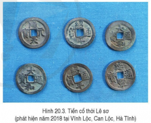 BÀI 20. VIỆT NAM THỜI LÊ SƠ (1428- 1527)1. Sự thành lập nhà Lê sơCâu 1: Đọc thông tin và tư liệu, quan sát hình 20.1, hãy mô tả sự thành lập triều Lê sơ.Đáp án chuẩn:Tháng 4-1428, sau thắng lợi của cuộc khởi nghĩa Lam Sơn, Lê Lợi lên ngôi hoàng đế, khôi phục quốc hiệu Đại Việt, đóng độ tại Đông Kinh. 2. Tình hình chính trịCâu 1: Đọc thông tin và tư liệu, hãy nêu những nét chính về tổ chức bộ máy nhà nước, quân đội, luật pháp của Đại Việt thời Lê sơ.Đáp án chuẩn:Vua Hồ Quý Ly trực tiếp cai trị với 13 đạo thừa tuyến và ban hành Luật Hồng Đức. Ông thực hiện chính sách hoà hiếu song kiên quyết bảo vệ chủ quyền và lãnh thổ.3. Tình hình kinh tếCâu 1: Đọc thông tin, tư liệu kết hợp quan sát hình 20.2, hình 20.3, hãy nêu nhận xét về tình hình kinh tế thời Lê sơ.Đáp án chuẩn:+ Nông nghiệp: chế độ “quân điền”, khuyến khích phát triển sản xuất nông nghiệp như khai hoang, đắp đê, khơi thông sống ngôi,... + Thủ công nghiệp: nhiều làng thủ công nổi tiếng+ Thương nghiệp: Buôn bán trong nước và nước ngoài đều phát triển. 4. Tình hình xã hộiCâu 1: Đọc thông tin hãy trình bày cơ cấu xã hội và vẽ sơ đồ cơ cấu xã hội thời Lê sơ.Đáp án chuẩn:+ Tầng lớp trên là quý tộc, quan lại, địa chủ. + Tầng lớp bình dân chủ yếu là nho sĩ, nông dân, thợ thủ công, thương nhân.+ Nô tì là tầng lớp thấp kém nhất  5. Phát triển văn hóa, giáo dụcCâu 1: Đọc thông tin, tư liệu và quan sát hình 20.4 đến hình 20.6, hãy giới thiệu sự phát triển văn hoá, giáo dục thời Lê sơ.Đáp án chuẩn:- Nho giáo chi phối đời sống xã hội, học tập thi cử. Đạo giáo và Phật giáo bị hạn chế.- Văn học chữ Hán phát triển mạnh.- Khoa học: Đại Việt sử kí toàn thư (sử học), Hồng Đức bản đồ (địa lí học), Bản thảo thực vật toát yểu (y học), Đại thành toán pháp (toán học)...- Nghệ thuật sân khấu đa dạng: nhã nhạc, hát chèo, hát tuồng...- Nghệ thuật kiến trúc và điêu khắc: Hoàng thành Thăng Long, cung điện...- Giáo dục: Chú trọng chế độ khoa cử để tuyển chọn quan lại.6. Một số danh nhân văn hóa tiêu biểu thời Lê sơCâu 1: Đọc thông tin và quan sát hình 20.7 đến hình 20.9, hãy giới thiệu một số danh nhân văn hoá tiêu biểu thời Lê sơ.Đáp án chuẩn:+ Nguyễn Trãi (1380 – 1442) có cống hiến đặc biệt đối với nền văn hiến nước nhà, với các tác phẩm tiêu biểu như Quân trung từ mệnh tập, Bình Ngô đại cáo. + Lê Thánh Tông (1442 – 1497) - vị vua thứ 4 của nhà Lê sơ. Không chỉ là bậc minh quân, ông còn giỏi thơ văn, là vị anh hùng tài lược, có vốn kiến thức uyên thâm.LUYỆN TẬP- VẬN DỤNG