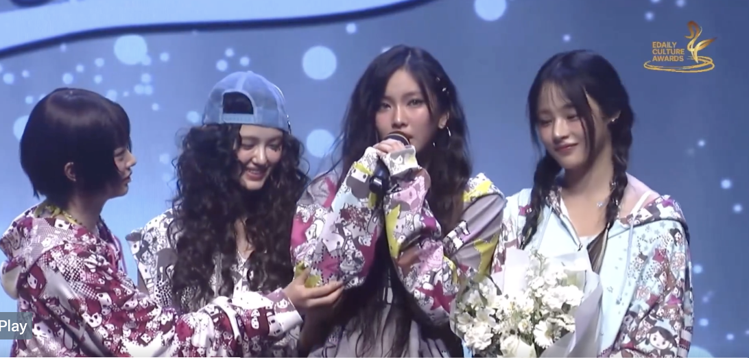 Newjeans members on the E-DAILY AWARD, Hyein emotional moment 