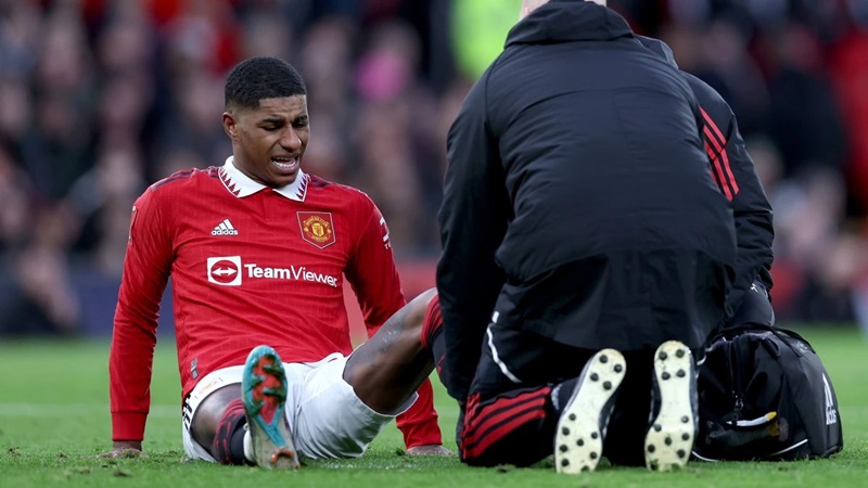 Tiền đạo Marcus Rashford chủ lực của MU cũng phải rời xa sân cỏ vì chấn thương