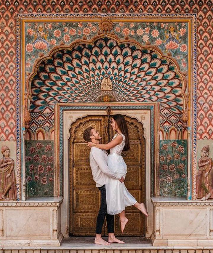 Romantic pre-wedding photoshoot captured in a beautiful frame