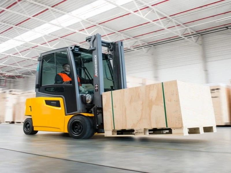 Xe nâng điện dùng trong kho lạnh có những đặc điểm cấu tạo độc đáo nhằm thích nghi được với môi trường làm việc Xe nâng điện dùng trong kho lạnh có những đặc điểm cấu tạo độc đáo nhằm thích nghi được với môi trường làm việc
