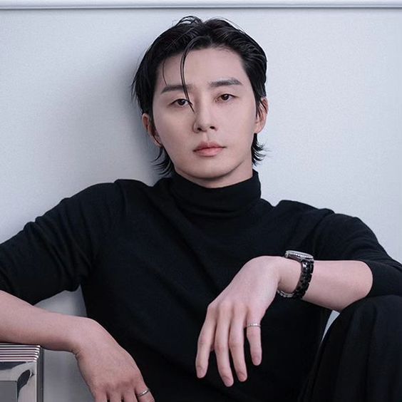  Park Seo Joon wearing a black up and down 