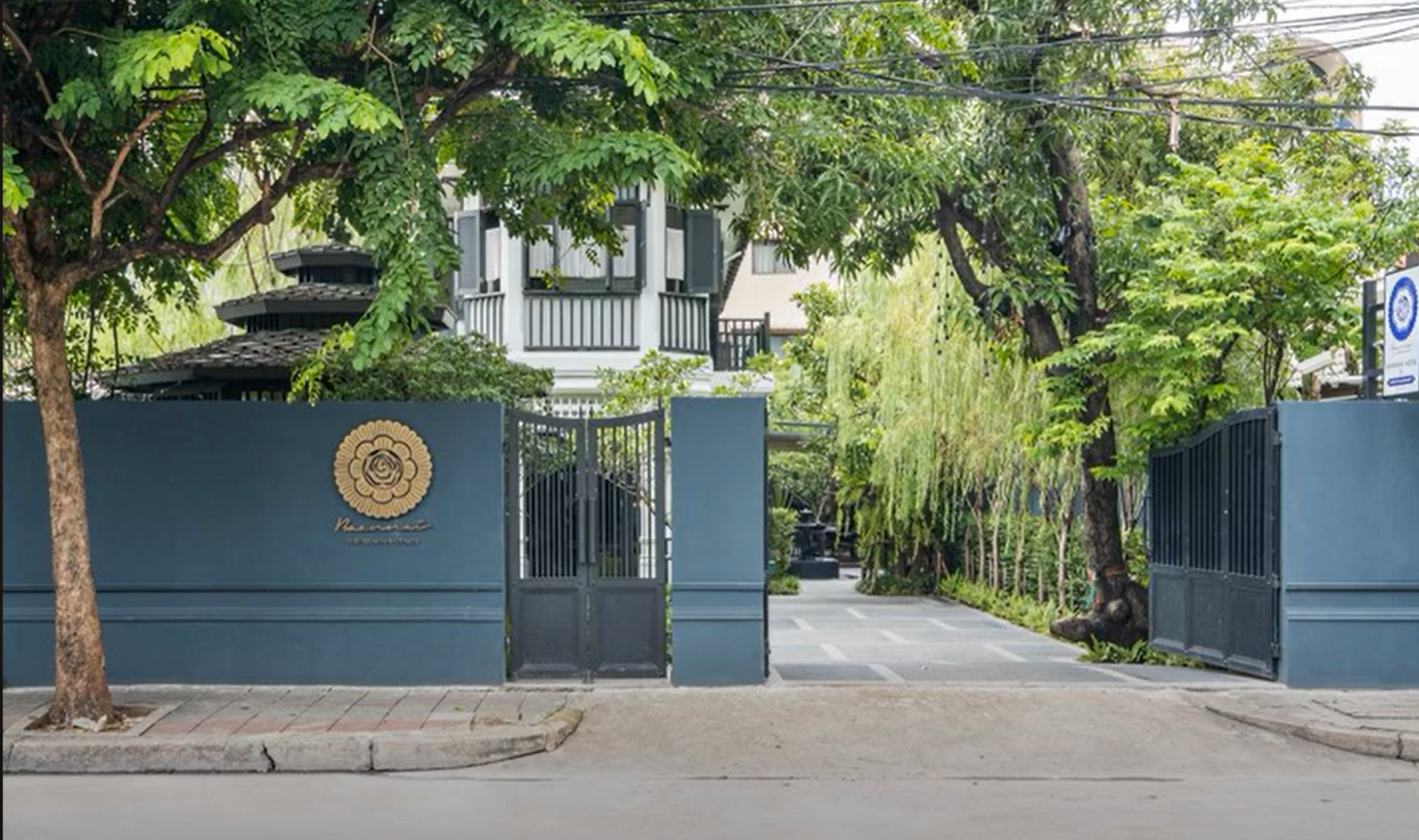 A gate with trees around it

Description automatically generated