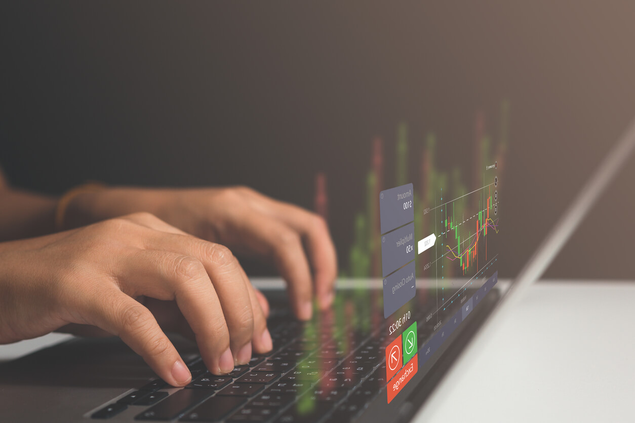 pessoa utilizando backtest no gráfico de trading no notebook