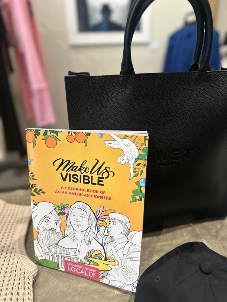 A book next to a bag

Description automatically generated