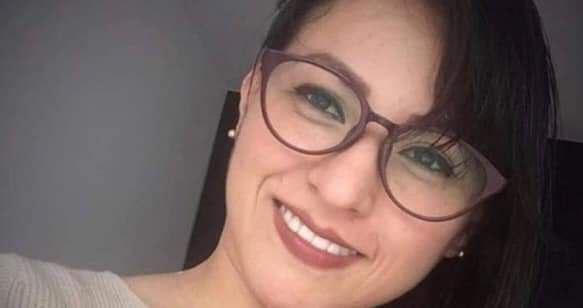 Mujer sonriendo con lentes

Descripción generada automáticamente