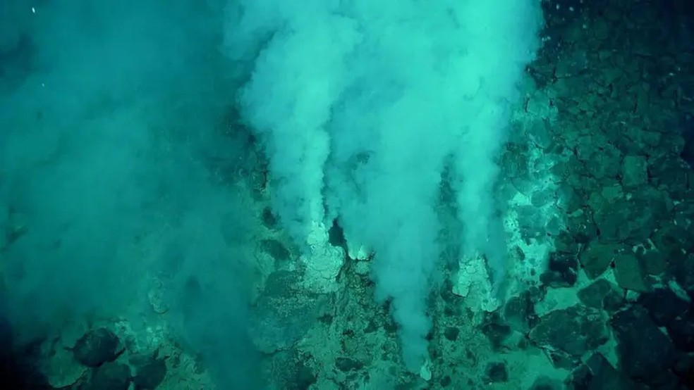 No fundo do oceano, a gua passa por fendas na crosta terrestre, onde  aquecida pelo magma subterrneo.  Foto: Getty Images