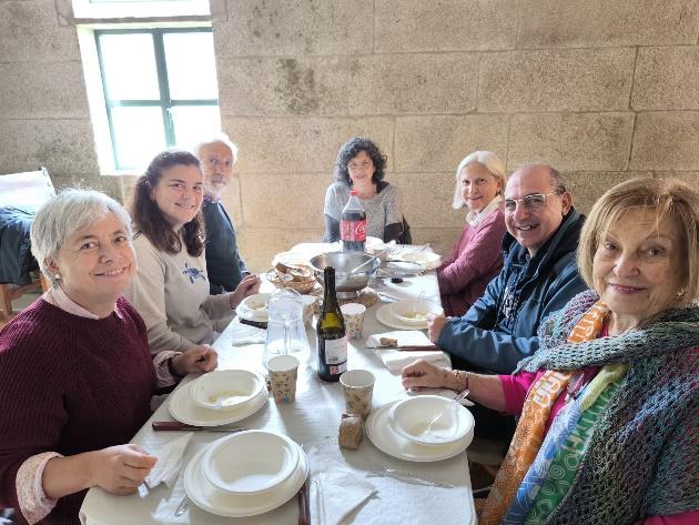 Un grupo de personas sentadas alrededor de mesa con comida

Descripción generada automáticamente