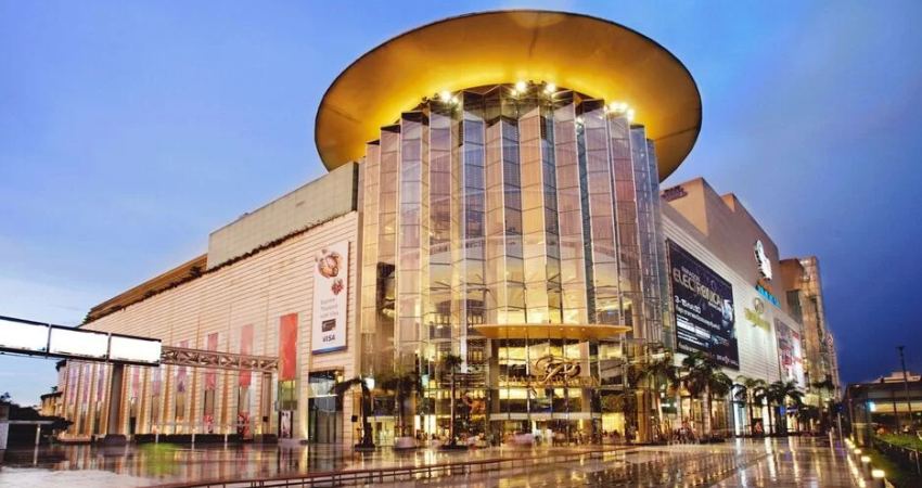 Trung tâm thương mại Siam Paragon lung linh dưới ánh đèn đêm.