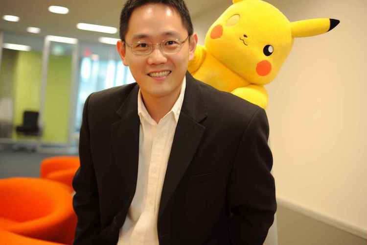 Foto van Satoshi Tajiri samen met Pikachu knuffel