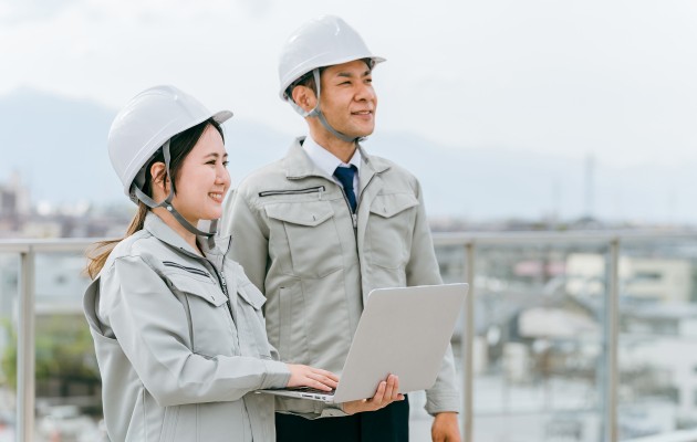 建築士になるにはどうすればよいかわかった事務職の女性が建築士となり年収が上がって仕事をしている様子