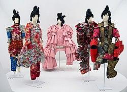 https://upload.wikimedia.org/wikipedia/commons/thumb/b/bc/Comme_des_Garcons_at_the_Met_%2862473%29.jpg/250px-Comme_des_Garcons_at_the_Met_%2862473%29.jpg