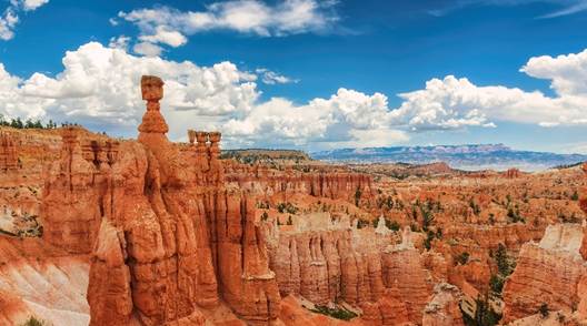 A large red rock formation with Bryce Canyon National Park in the background

AI-generated content may be incorrect.