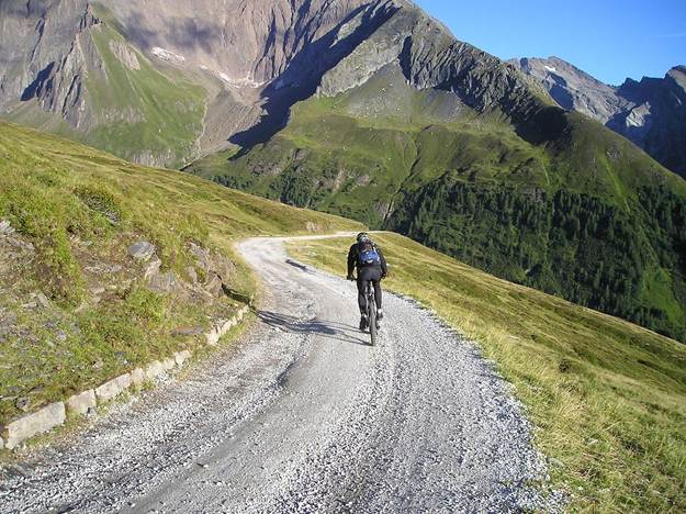 A person riding a bike on a mountain road

AI-generated content may be incorrect.