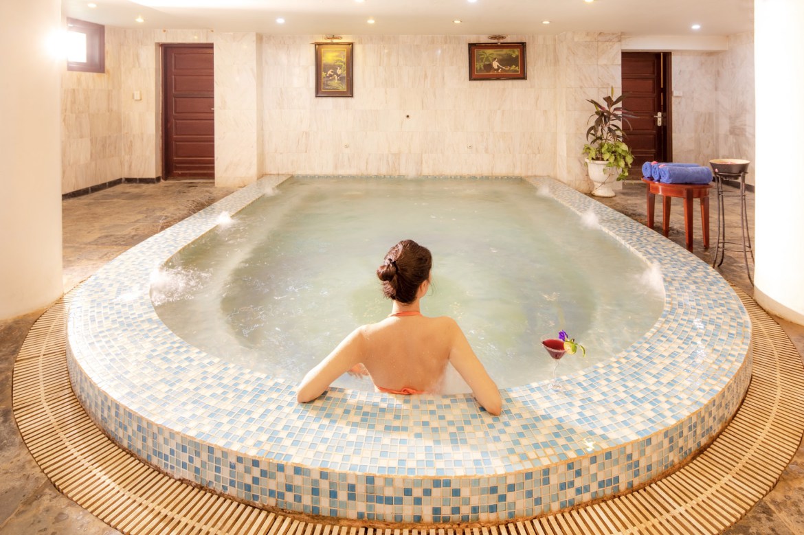 Bồn tắm sục hơi Jacuzzi đem lại cảm giác thoải mái
