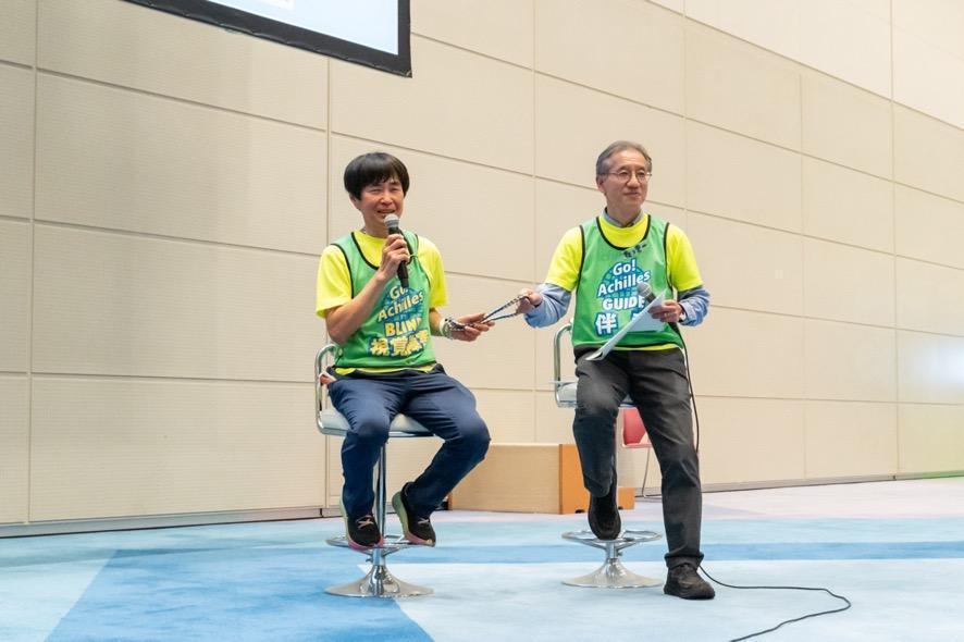 屋内, 男, スポーツゲーム, 若い が含まれている画像

AI によって生成されたコンテンツは間違っている可能性があります。