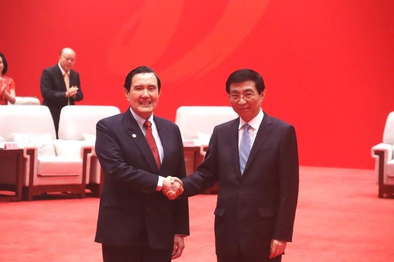 前总统马英九（左）15日上午与中共政治局常委兼大陆政协主席王沪宁会见，这是两人首次举行会晤。（记者廖士锋／摄影）