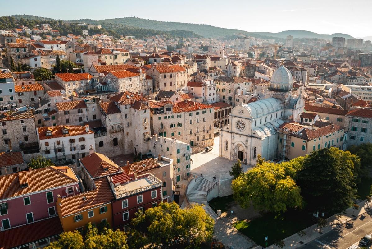 A city with many buildings

AI-generated content may be incorrect.