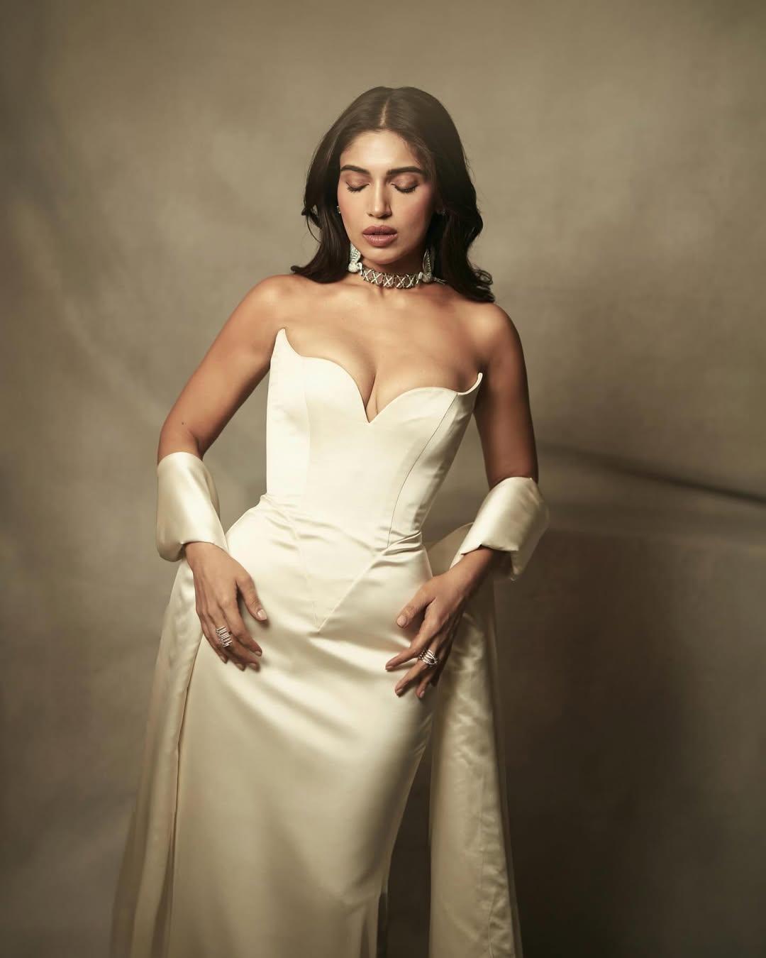 A person in a white dress

AI-generated content may be incorrect.