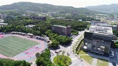 Aerial view of a campus

AI-generated content may be incorrect.