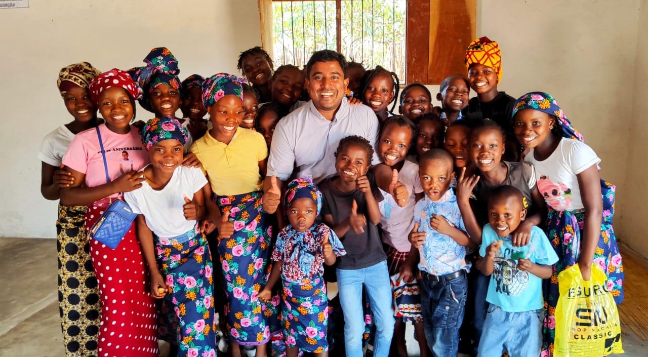A group of children posing for a photo

AI-generated content may be incorrect.