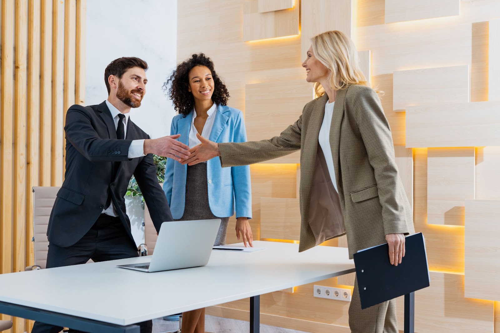 Grupo de empresários apertando as mãos para um negócio