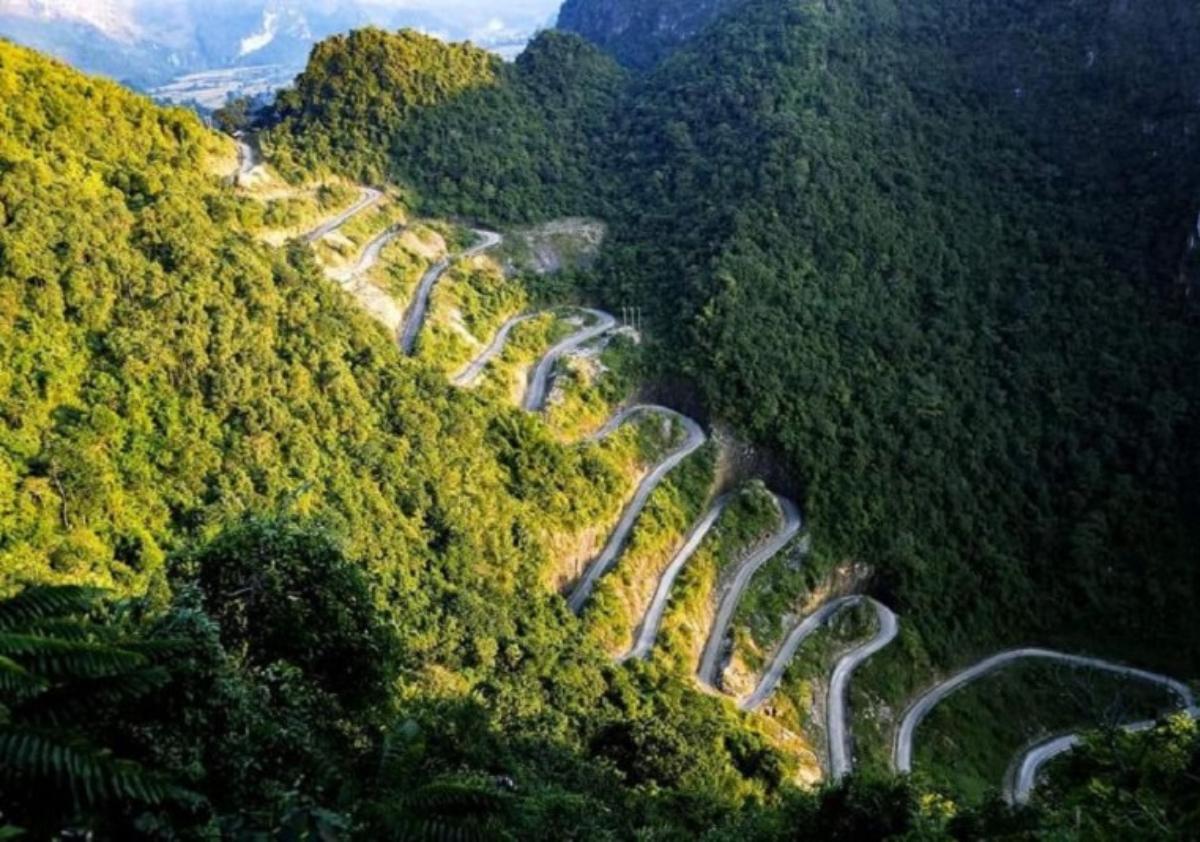 A winding road in the mountains

Description automatically generated