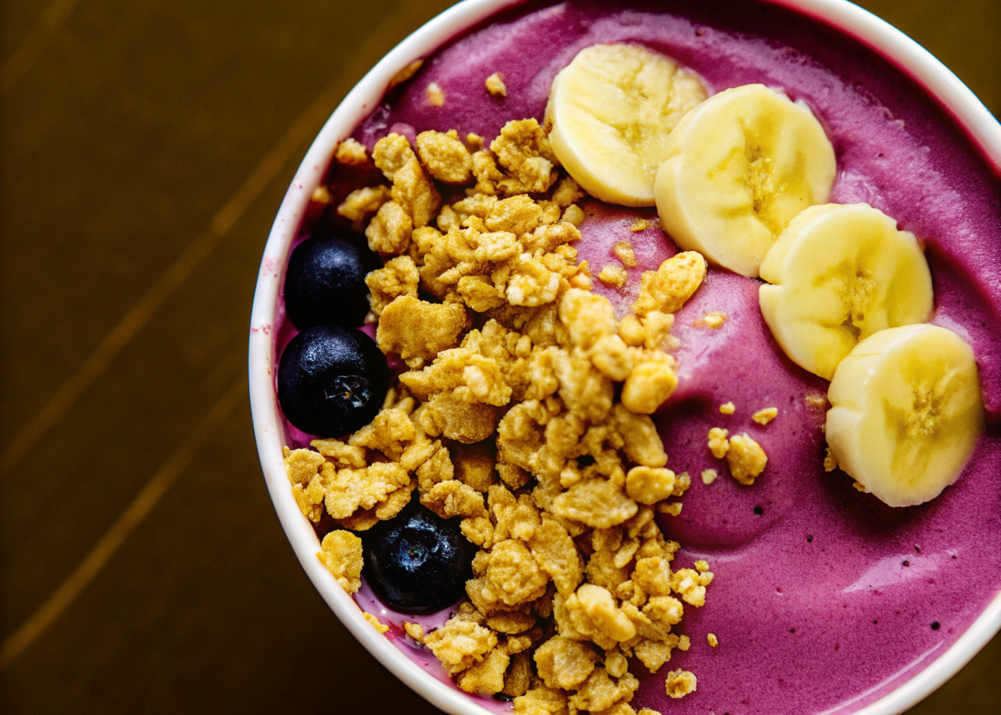 Imagem de açaí fresco pronto para consumo, destacando a cor roxa vibrante.