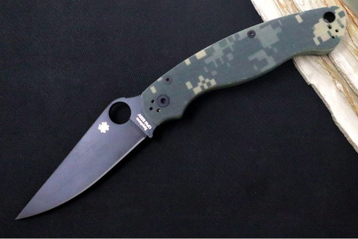 An image showing the Spyderco Paramilitary 2 folding knife. The blade has a black finish, and the handle features a digital camo pattern.