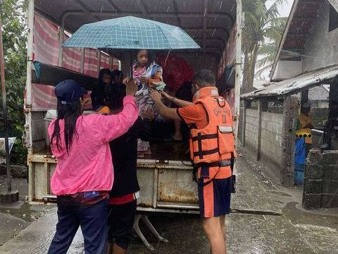 Coast Guard helps evacuate 700 families in Aparri as typhoon rages