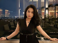 Wanita Cantik dengan Gaya Berani yang Memikat