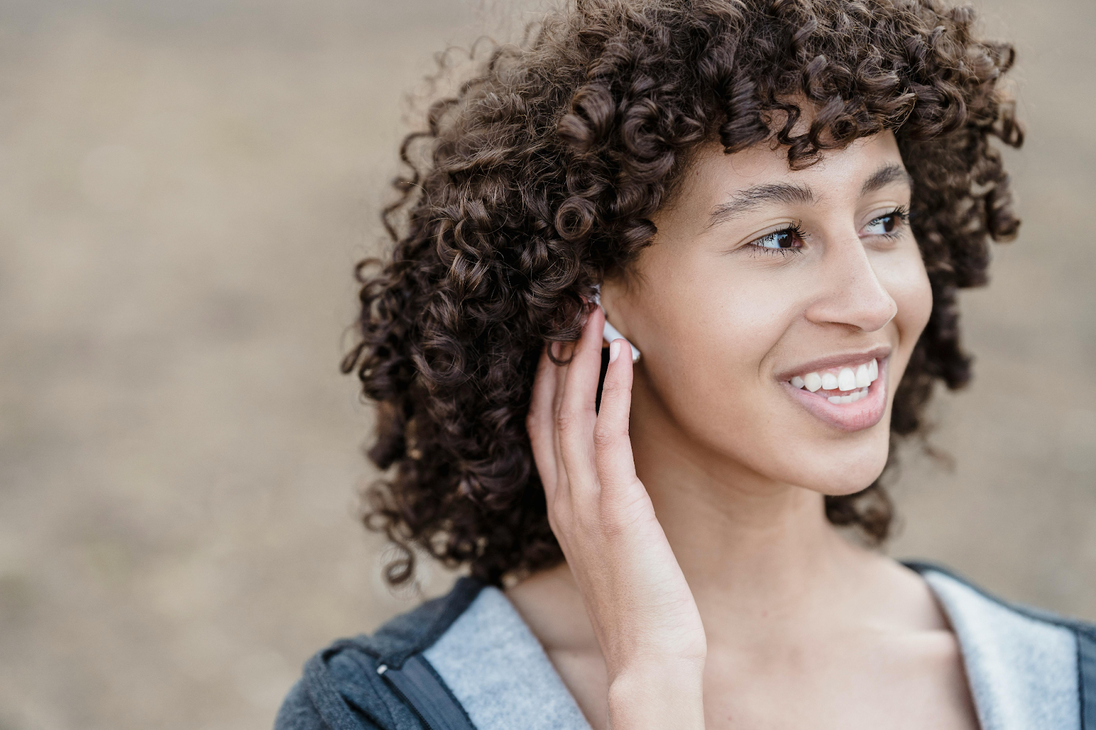 Apa Kaitan Pemakaian TWS dengan Sudden Deafness?