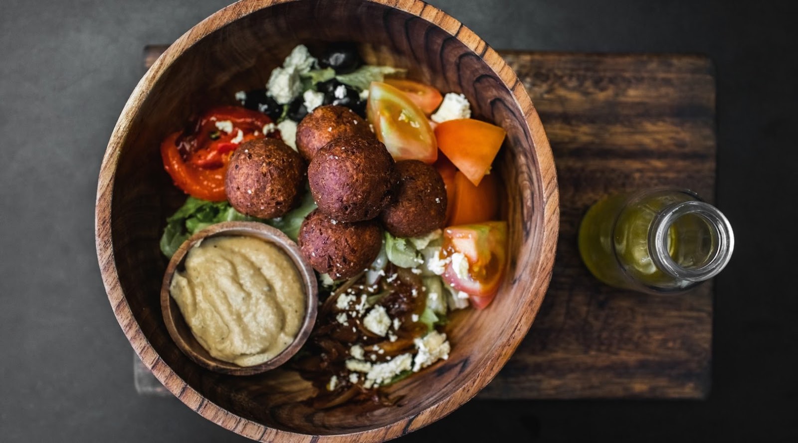 Un bol nutritif de falafels, parfait pour les convives soucieux de leur santé ou ceux suivis par une diététiste de l'Ontario.