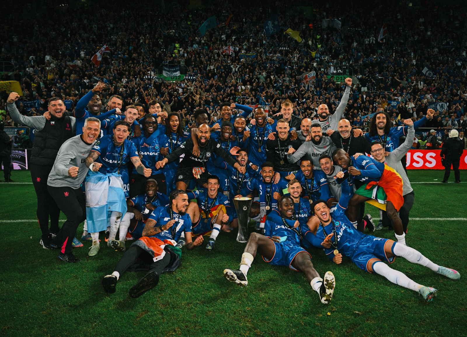 Foto do elenco do Chelsea com a taça da Conference League