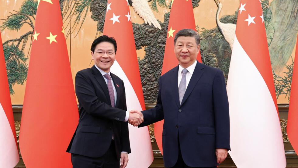 2025年6月24日，中国国家主席习近平与新加坡总理黄循财在北京人民大会堂握手。