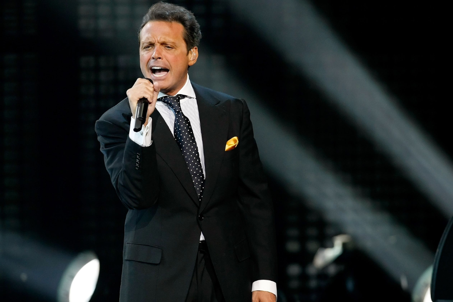 Luis Miguel Net Worth, Early life, Wiki, Age, Height, Family, Married, Kids, Personal life, Career And More