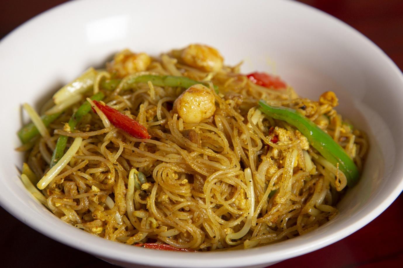 A bowl of noodles with vegetables

Description automatically generated