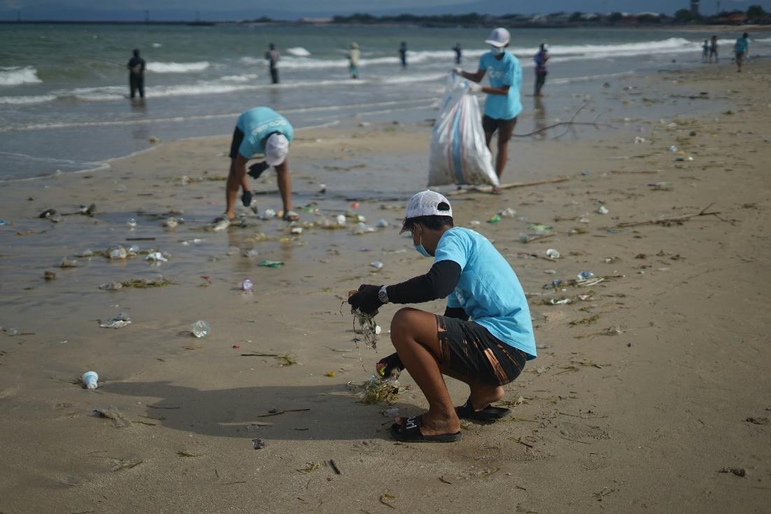 People collecting garbage on a beach

AI-generated content may be incorrect.