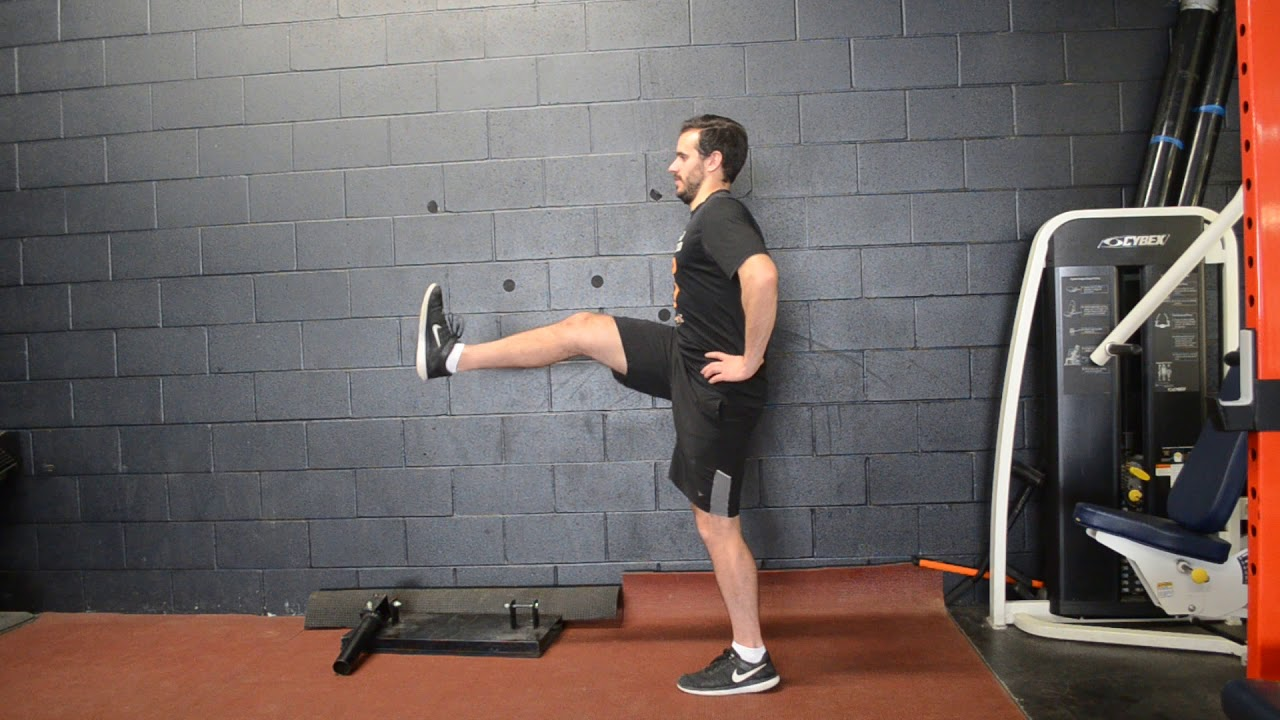 Latihan Pemanasan Dinamis untuk Futsal - Leg Swings