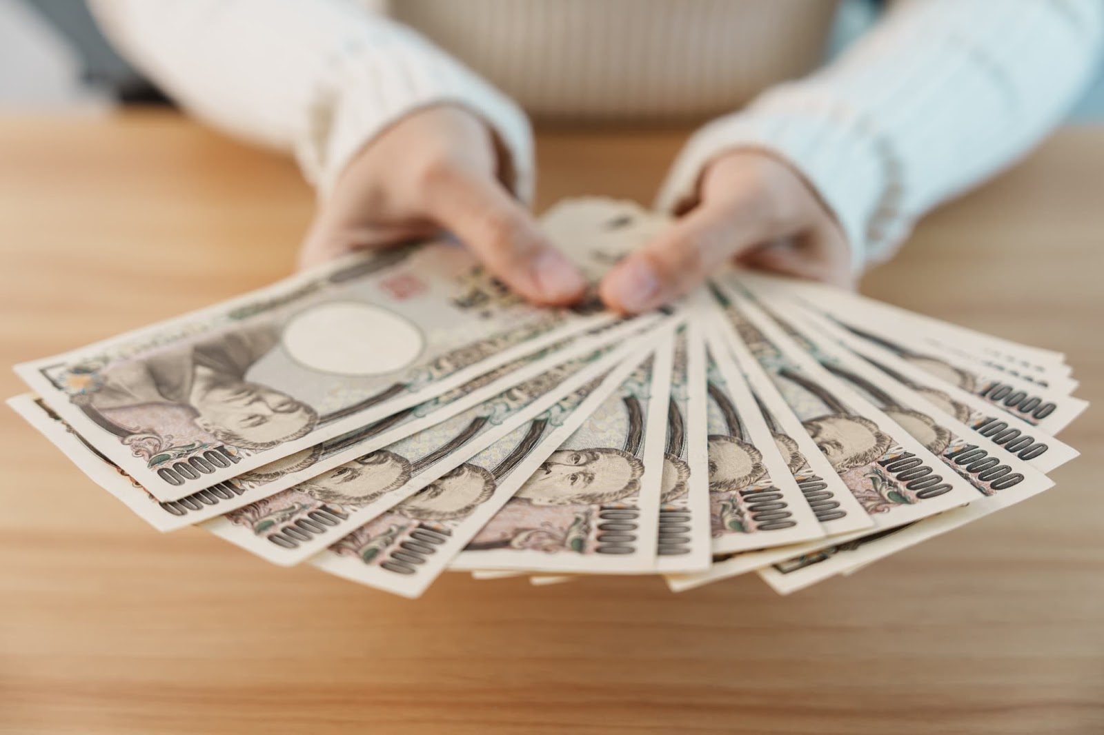 キャバ嬢の給与システムは？時給相場やバックについて解説