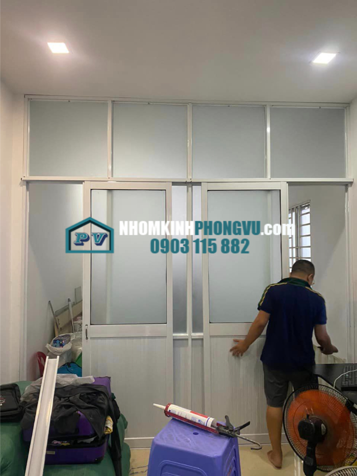 Vách kính ngăn phòng