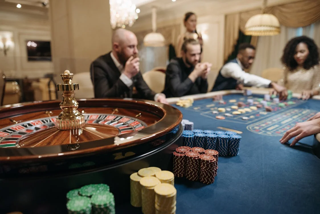 gente jugando a la ruleta en el casino