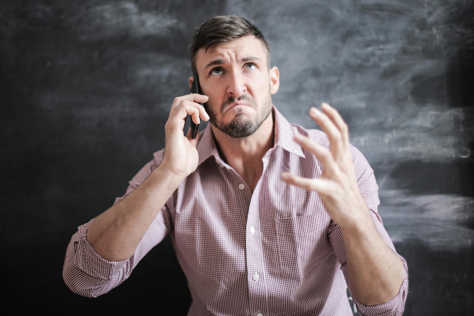 A frustrated man talking on the phone | Source: Pexels