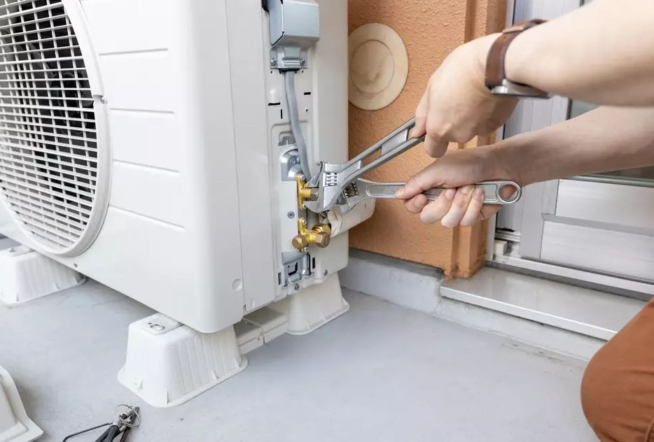 Mã ngành 33120 bao gồm các hoạt động sửa chữa và bảo dưỡng các thiết bị điện, trong đó có điện lạnh